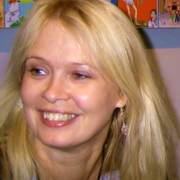 Fotografia portretowa Beata Ostrowicka: szeroko uśmiechnieta blondynka w długich włosach.