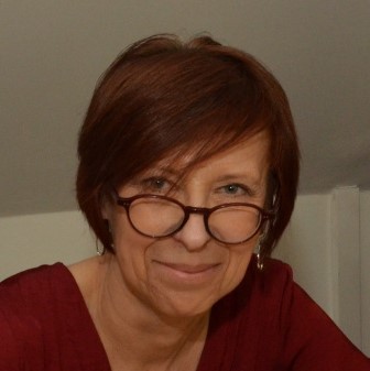 Fotografia portretowa Małgorzaty Strękowskiej-Zaremba: uśmiechnieta kobieta w okularach i krótko ściętych włosach.